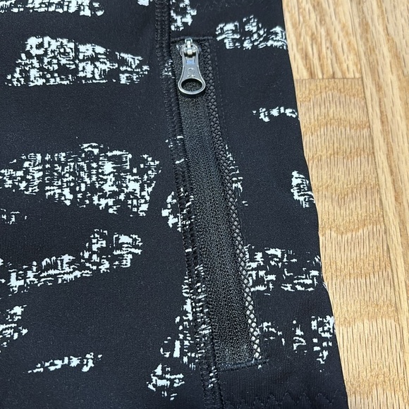 Lululemon Inspire Tight II Graf Black White / Black Athletic Legging circa 2016 - Picture 5 of 10